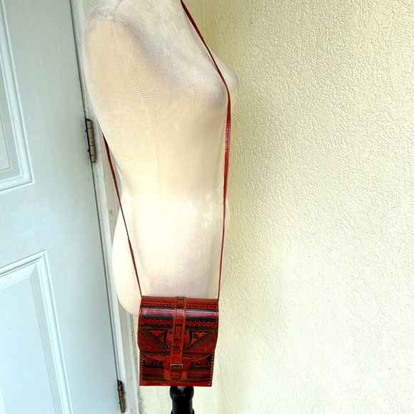 Vintage - Hand Painted Leather Hard Case Crossbody bag. Button Closure. - Picture 6 of 8
